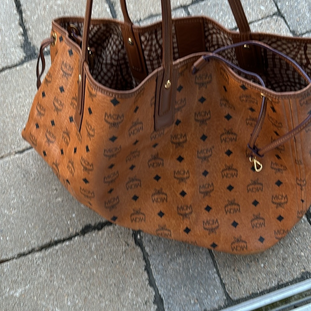 MCM tote - Picture 4 of 4